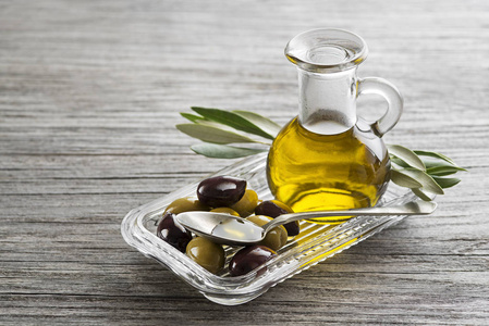 一瓶特别新鲜的健康橄榄油和新鲜橄榄