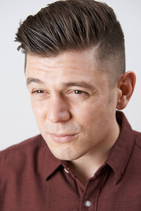 目光短浅视力不好的人眯着眼睛向远处看照片