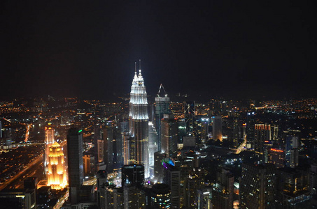 从马来西亚梅纳拉塔俯瞰吉隆坡的夜景。 全景图。