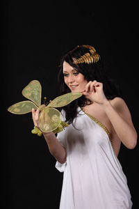 古代女神，有一串葡萄和一只大蝴蝶