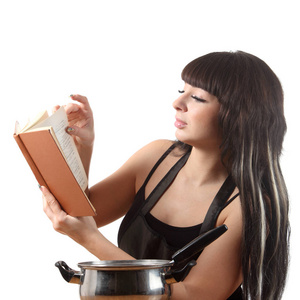 年轻的黑发女人做饭