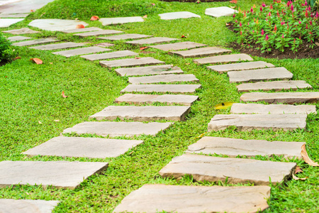 公园上的石路在绿草上照片