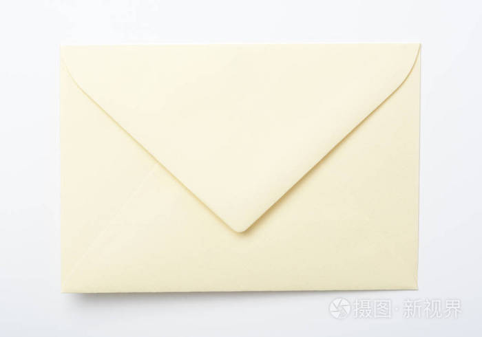 白色背景上的棕色信封