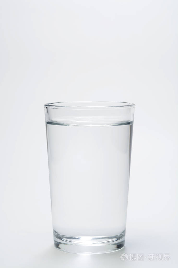 白色背景上的一杯水