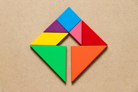颜色七巧板拼图箭头在正方形形状在木头背景