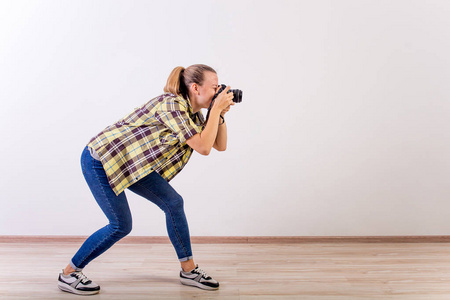 不同的摄影师姿势: 弯腰, 蹲, 躺下照片