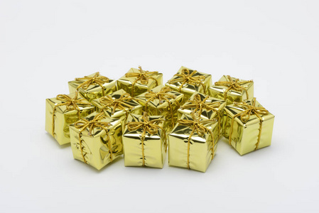 一些圣诞装饰黄色盒子