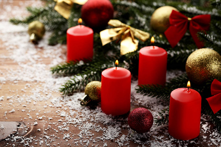 木桌上有杉树枝和的圣诞蜡烛