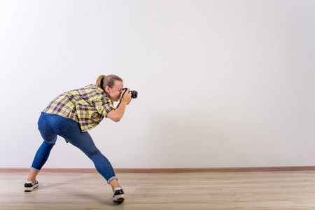 不同的摄影师姿势: 弯腰, 蹲, 躺下照片