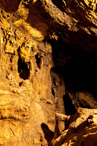 在克里米亚洞穴里，KizilKoba。 另一个名字叫红洞