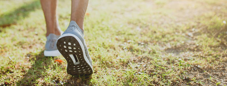 跑步男子脚准备在公共公园跑步。 健康的生活方式和运动。 带有复制空间的横幅。