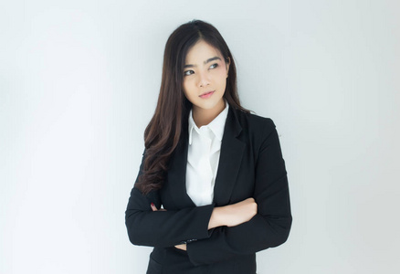 年轻的亚洲商界女性思考白色背景的肖像。