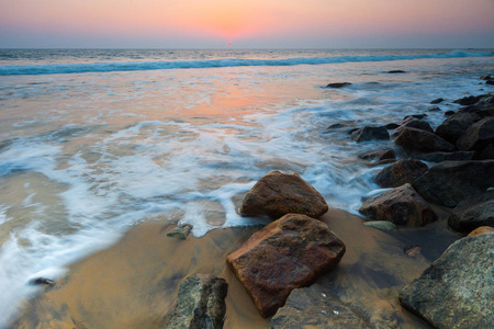 日落时的印度洋。 瓦尔卡拉。 喀拉拉邦。 印度