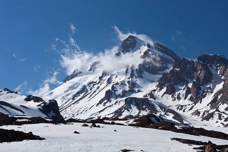 卡兹别克山在云层里。 格鲁吉亚