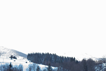 冬天的山景。 雪中的山。 山里的第一场雪。 黄昏在山上的草地上覆盖着喀尔巴阡山上的第一次霜冻。
