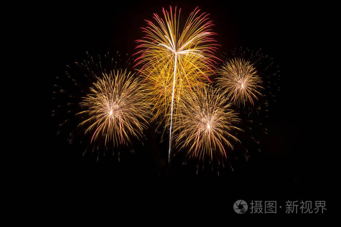 五颜六色的烟花在假日新年节日在黑色的天空