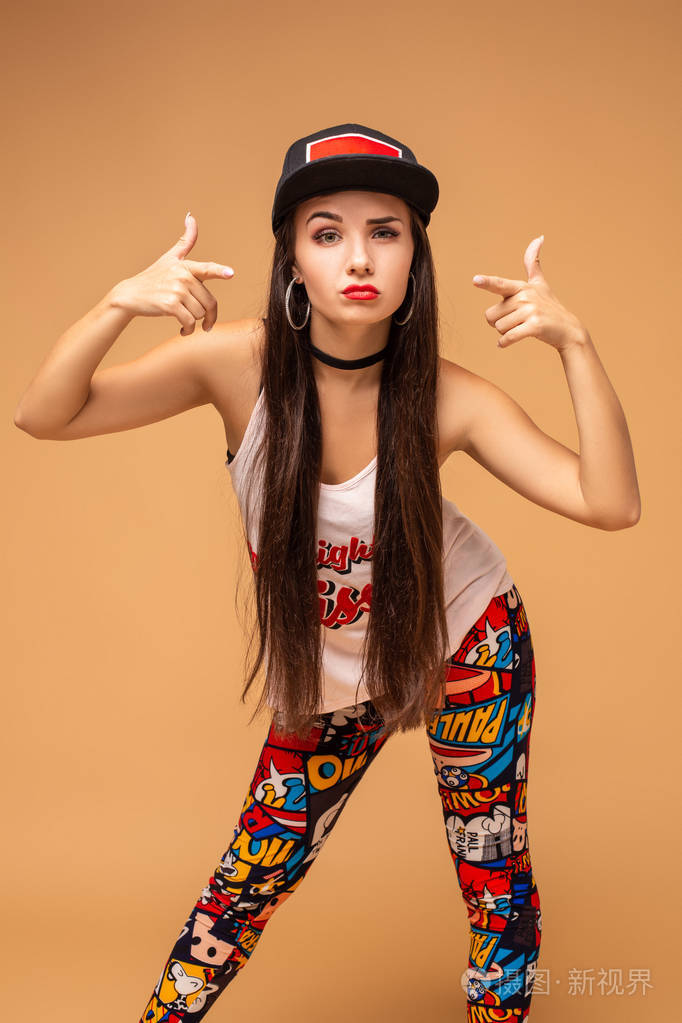 女性现代风格的舞蹈家摆姿势在演播室