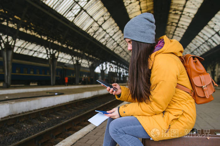 在火车站等火车的年轻漂亮女人.坐在