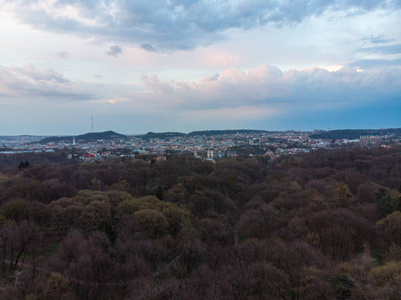 城市公园的全景与城市的背景日落与戏剧性的天空