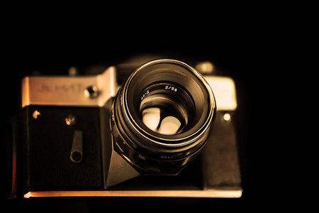 黑色和银色色调的旧模拟摄像机