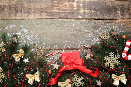 灰木桌上有装饰和礼品盒的圣诞树树枝