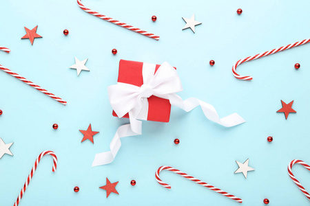 圣诞糖果手杖，有礼品盒和蓝色背景的星星