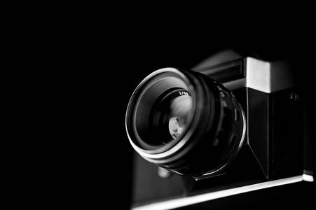 黑色和银色色调的旧模拟摄像机