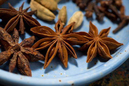 香料的玛萨拉茶在盘子里, 特写镜头