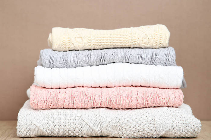 木桌上叠好的毛衣