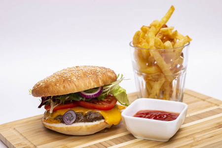 快餐。 美味的汉堡和薯条在木板上。