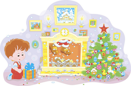 小男孩带着他的礼物，靠近一棵色彩鲜艳的圣诞树，一个壁炉和圣诞老人，他藏在卡通风格的烟囱矢量插图中