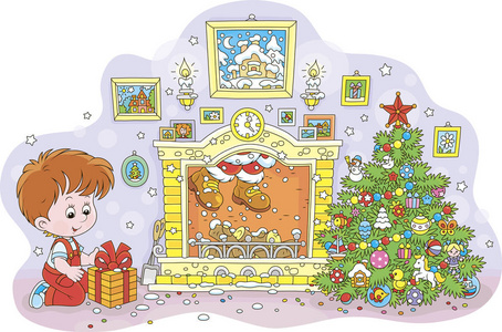 小男孩带着他的礼物，靠近一棵色彩鲜艳的圣诞树，一个壁炉和圣诞老人，他藏在卡通风格的烟囱矢量插图中