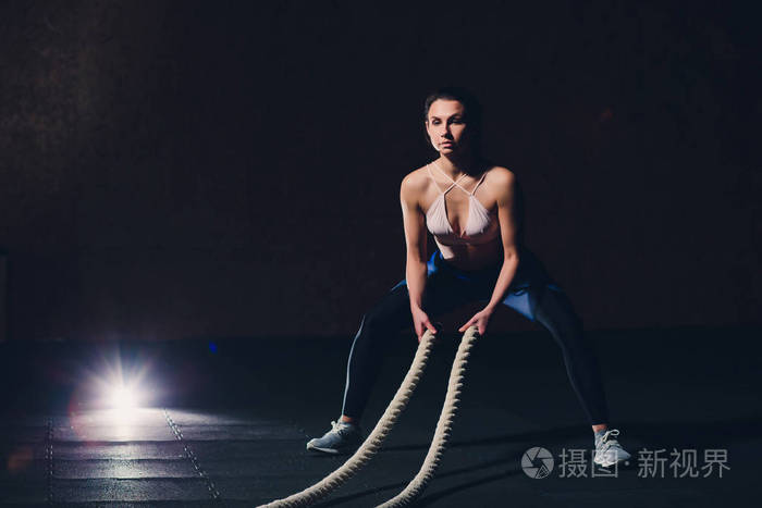 美丽的运动妇女工作与绳索盒健身房模仿空间信心运动生活方式活动爱好健康强大的女性训练