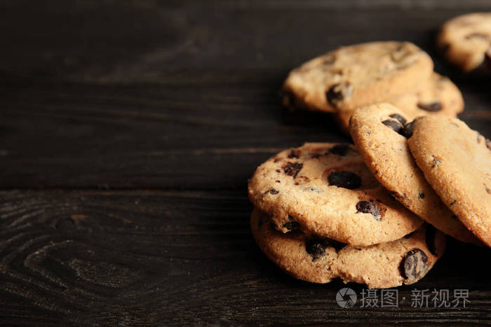 木制桌子上有美味的巧克力饼干文本空间