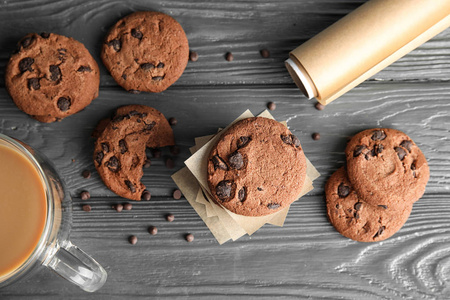 平躺构图与美味的巧克力片饼干木制背景