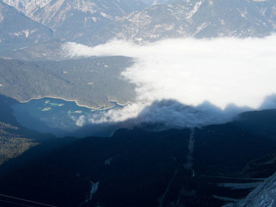 美丽寒冷的早晨景观攀登 zugspitze