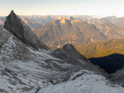 美丽寒冷的早晨景观攀登 zugspitze