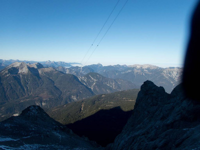 美丽寒冷的早晨景观攀登 zugspitze