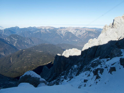 美丽寒冷的早晨景观攀登 zugspitze