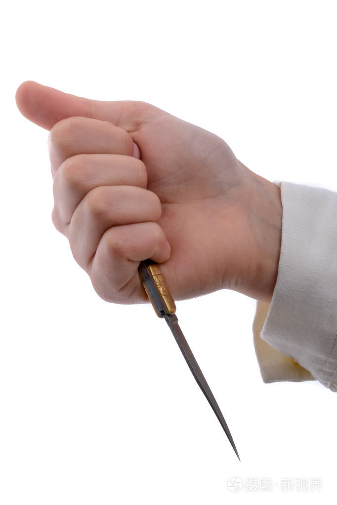 手拿刀在白色的背景上