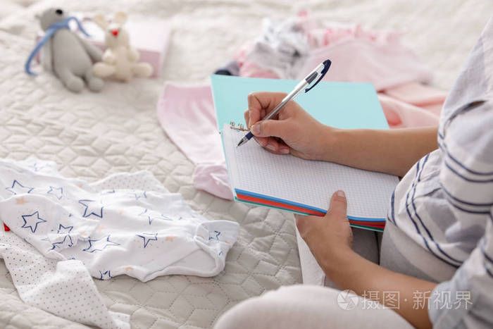 孕妇写装箱单，产妇医院卧床在家特写
