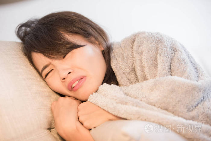 女人生病了觉得家里很冷
