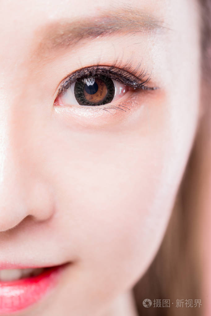 用圆形隐形眼镜闭上美丽的亚洲女人的眼睛