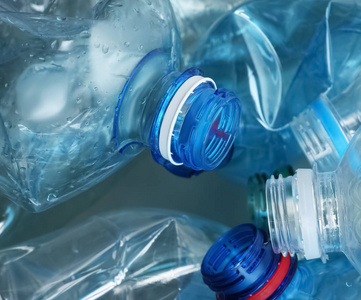许多塑料瓶作为背景特写。 回收概念