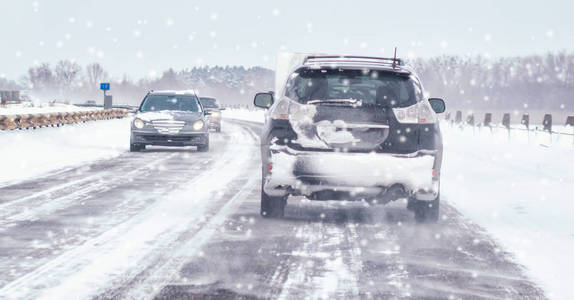 英国暴风雪条件下的交通混乱