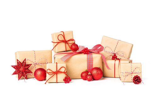 用带丝带弓和圣诞装饰品包裹的回收纸礼品盒拉基堆栈照片