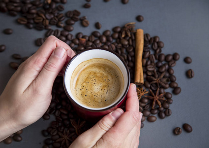 拿着一杯咖啡豆和咖啡豆的浓缩咖啡杯, 顶视图