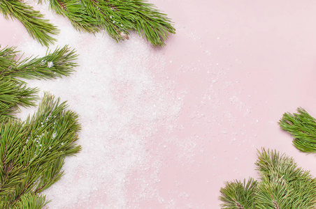 圣诞节背景, 在雪粉红色背景的绿色松树分枝。创意构图与边框和复制空间设计顶部视图平面。新年, 节日, 圣诞节, 装饰