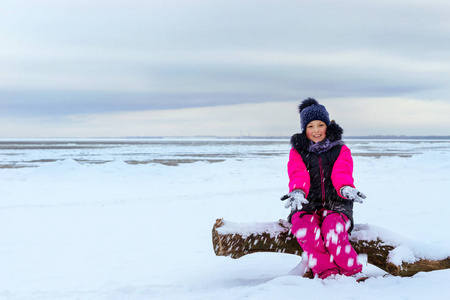 走在海岸的十几岁的女孩 narva 爱沙尼亚