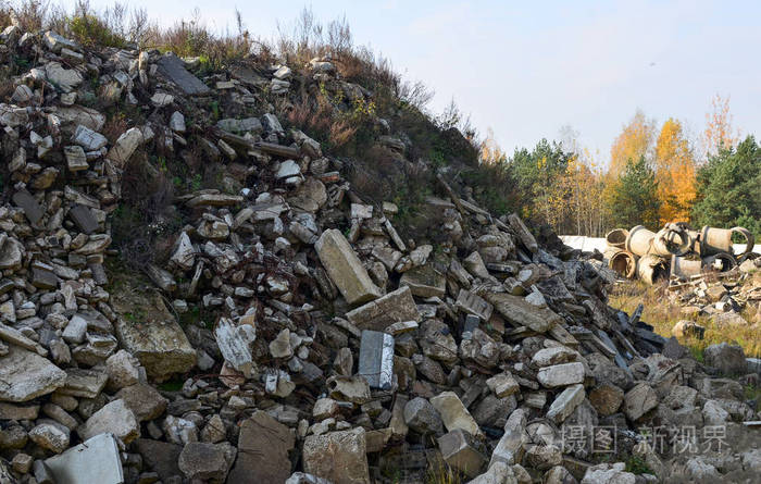 建筑垃圾,钢筋混凝土砌块和生锈的配件.建筑碎片.生态,全球化.